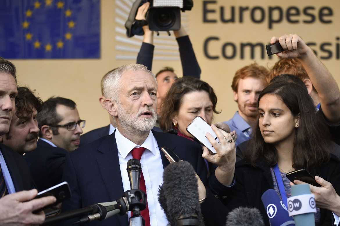 16desk1-riapertura-corbyn-afp